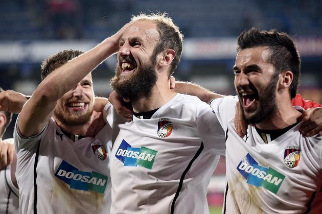 Fotbalisté Viktorie Plzeň (zleva) Jan Kovařík, Roman Hubník a Aidin Mahmutovič oslavují vítězství 2:0 na Spartě.