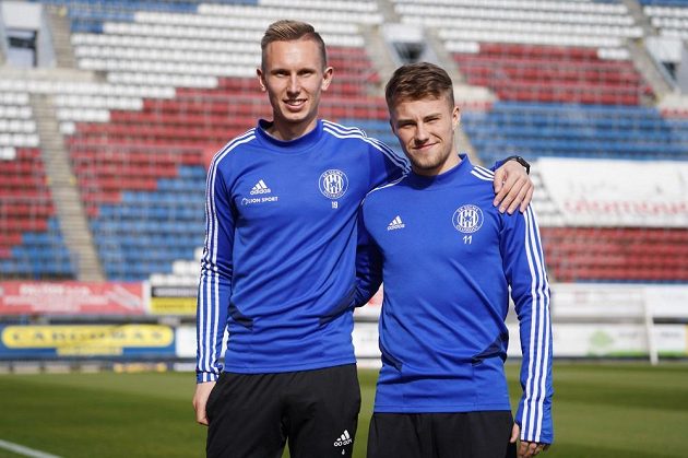 Radek Látal (vlevo) a Ondřej Hapal pózují na Andrově stadionu v Olomouci.