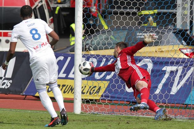 Fotbalista Baníku Ostrava Dame Diop sleduje skvělý zásah brankáře Mladé Boleslavi Jana Šedy v utkání o postup do Evropské ligy.