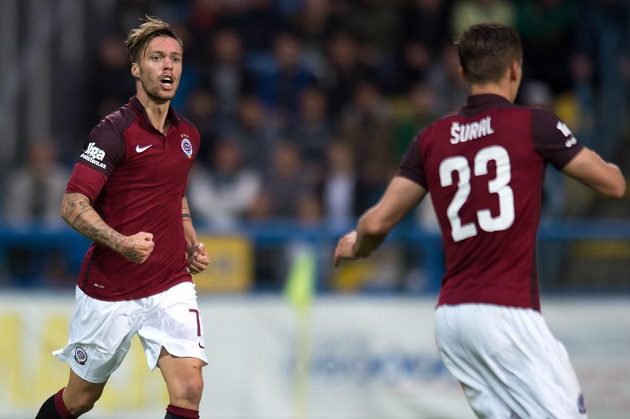 Václav Kadlec slaví gól v síti Zlína. Vpravo je záložník Pražanů Josef Šural.