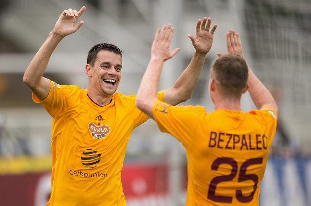 Ondřej Kušnír oslavuje svůj gól proti Bohemians se spoluhráčem Michalem Bezpalcem.