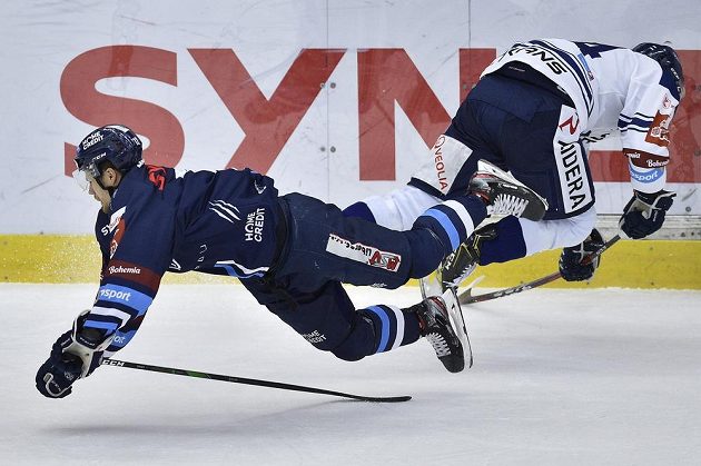 Zleva Dávid Gríger z Liberce a Patrik Koch z Vítkovic v akci během utkání hokejové extraligy.