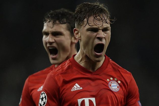 Fotbalista Bayernu Joshua Kimmich oslavuje poté, co vstřelil v Lize mistrů gól do sítě Tottenhamu.