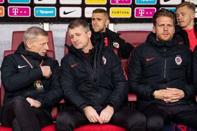 Lavička Sparty měla nakonec po utkání se Sigmou Olomouc důvod ke spokojenosti. Na snímku je hlavní kouč Zdeněk Ščasný (vlevo), Michal Horňák a Radoslav Kováč.