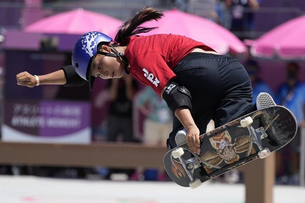 Japonka Sakura Josozumiová se stala první olympijskou vítězkou ve skateboardingu v disciplíně park.