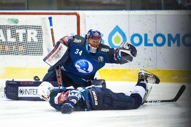 Brankář hokejových Indiánů z Plzně Dominik Frodl, v popředí jeho spoluhráč Roman Vráblík.