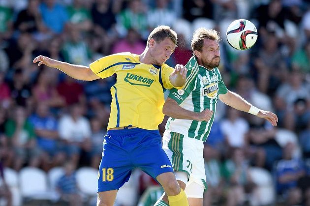 Fotbalista Bohemians Tomáš Čížek (vpravo) a zlínský obránce Tomáš Hájek během utkání 1. kola Synot ligy.