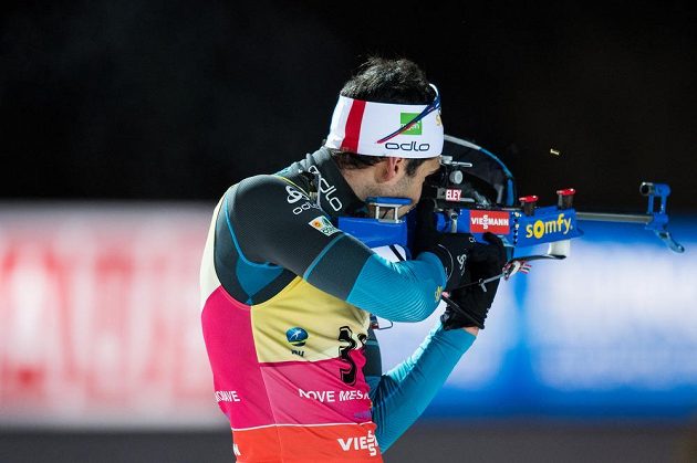 Martin Fourcade během střelby ve sprintu na 10 km v rámci světového poháru v biatlonu ve Vysočina Areně v Novém Městě na Moravě.