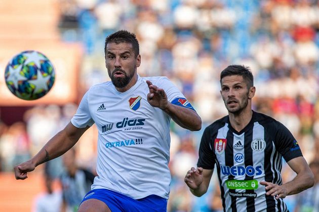 Zleva Milan Baroš z Baníku a Petr Javorek z Českých Budějovic v utkání 9. kola první ligy.
