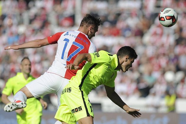 Zleva Stanislav Tecl ze Slavie a Lukáš Vraštil ze Zbrojovky v utkání 30. ligového kola.
