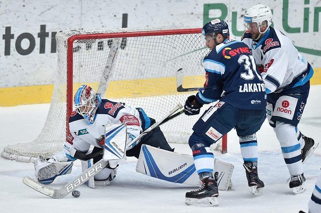 Dominik Lakatoš z Liberce a brankář Štěpán Lukeš a Ivan Huml (vpravo) z Chomutova.