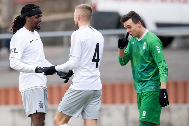 Fotbalisté Sparty Praha Costa (vlevo) a Eldar Čivič oslavují gól během přípravného utkání.