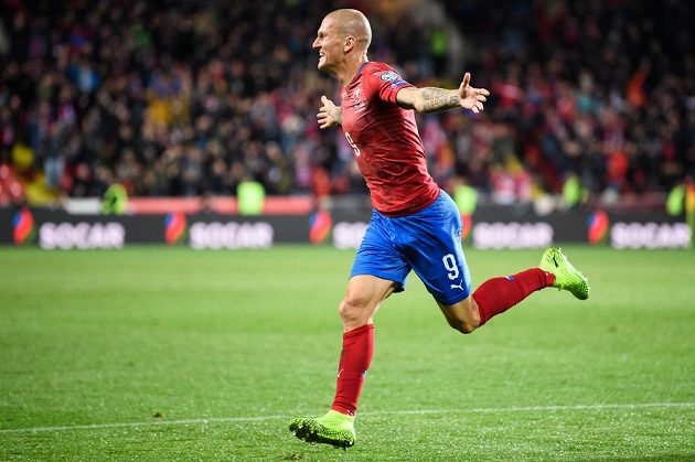 Reprezentační debutant Zdeněk Ondrášek se raduje z vítězné trefy proti Anglii.