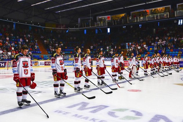 Utkání Hradec - Vary začalo uctěním památky rozhodčího Pavla Lainky, který podlehl následkům zranění, jež utrpěl v závěru srpna při řízení přípravného utkání.