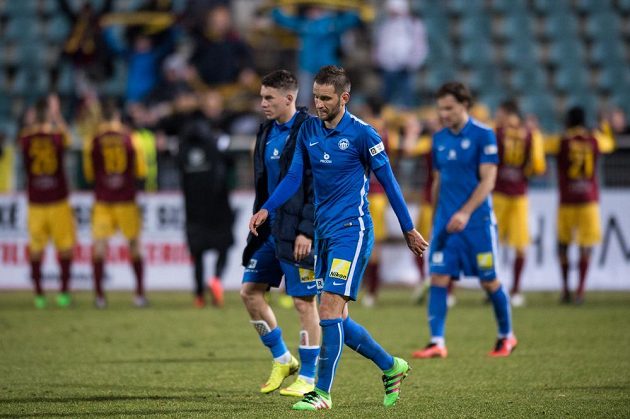 Zklamaní fotbalisté Slovanu Liberec Marek Bakoš (vpředu) a Zdeněk Folprecht po porážce s Duklou.