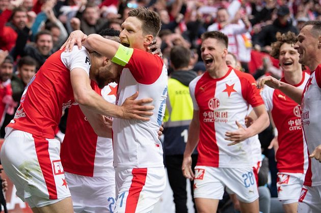 Fotbalisté Slavie Praha Tomáš Souček a Milan Škoda oslavují gól na 2:0 během utkání nadstavby Fortuna ligy ve skupině o titul s Plzní.