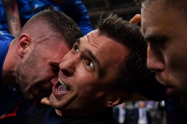 Chorvatská euforie propukla naplno! Spoluhráči se na Maria Mandžukiče doslova vrhli. 