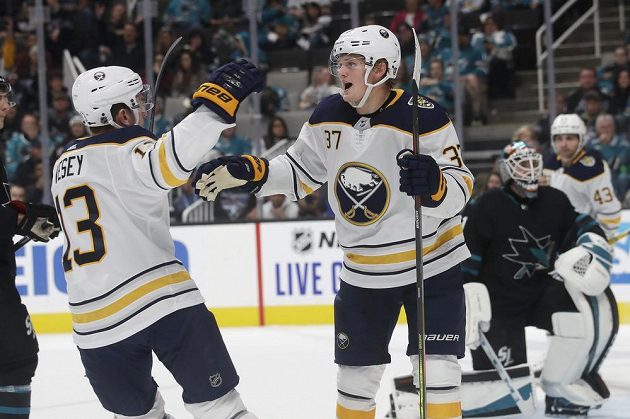 Centr Buffala Casey Mittelstadt (vpravo) po vstřeleném gólu přijímá gratulace od svého spoluhráče.