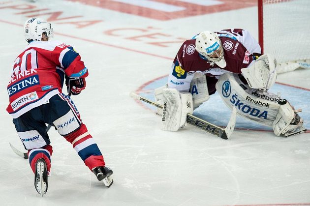 Brankář Sparty Praha Jan Lukáš chytá trestné střílení pardubického útočníka Tomáše Rolinka.