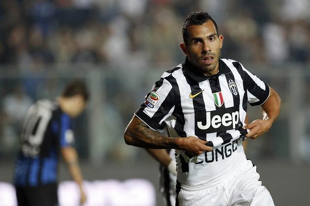 Útočník Juventusu Carlos Tévez se raduje ze vstřelení gólu na hřišti Bergama.