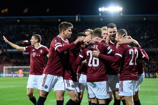 Sparta Prague footballers celebrate a goal of 1: 0 during the match of the basic group of the European League with Lyon.