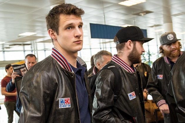 Dominik Kubalík (vlevo), Pavel Francouz a Jakub Voráček během odletu hokejové reprezenzace do Paříže.