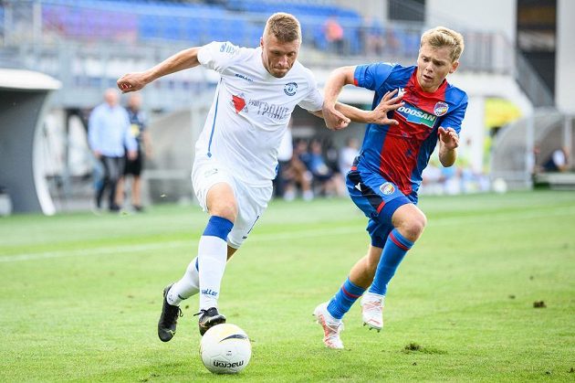 Uladzimir Ščerba z Dynama Brest a Michal Hlavatý z Viktorie Plzeň během utkání 2. předkola Evropské konferenční ligy.