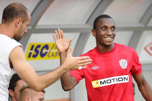 Brankář Brna Martin Doležal (vlevo) a autor prvního gólu Zbrojovky Mohamed Traoré.