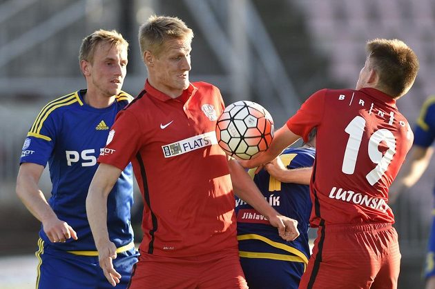 Zleva jihlavský obránce Lukáš Kryštůfek, Michal Škoda a Milan Lutonský z Brna v utkání 28. kola Synot ligy.