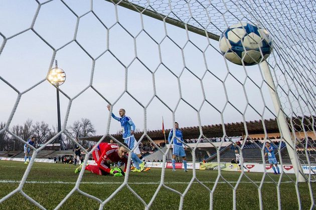 Čtvrtfinále MOL Cupu, fotbalového Poháru FAČR, úvodní utkání: Hradec Králové - FK Mladá Boleslav, 16. března v Hradci Králové. Brankář Jakub Diviš z Mladé Boleslavi dostává gól.