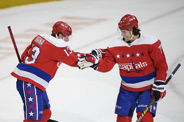 Jakub Vrána oslavuje s T.J. Oshiem (vpravo) jeho gól proti Philadelphii, na který mu přihrával.