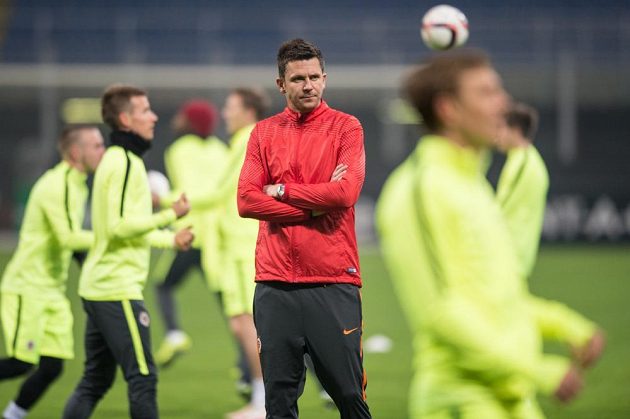 Kouč David Holoubek sleduje předzápasový trénink Sparty před utkáním Evropské ligy s Interem Milán.