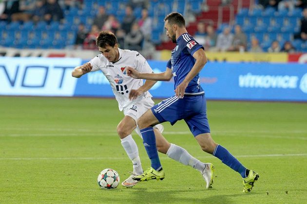 Jaroslav Machovec z Baníku a olomoucký Michal Ondroš v souboji během předehrávky 9. kola Synot ligy.