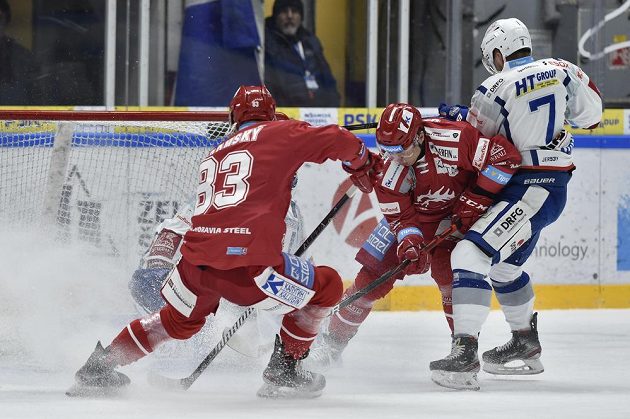 Třinečtí hokejisté Martin Adamský a Jiří Polanský, vpravo v souboji Tomáš Bartejs z Brna.