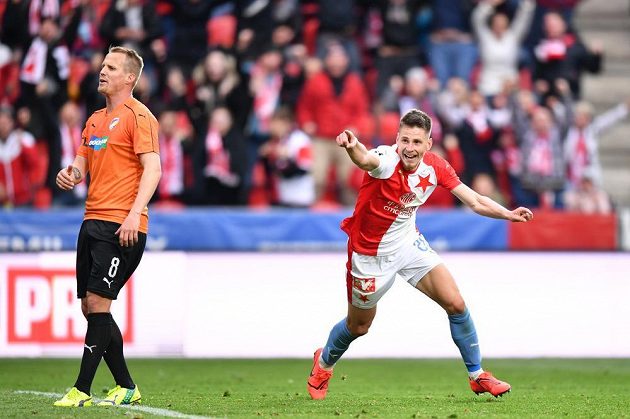Fotbalista Slavie Lukáš Masopust v euforii poté, co vstřelil gól do sítě Viktorie Plzeň. Přihlíží zklamaný David Limberský.