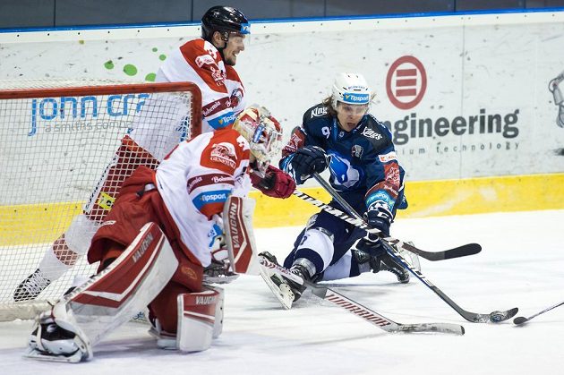 Matyáš Kantner z Plzně v akci před olomouckou brankou během utkání hokejové extraligy.