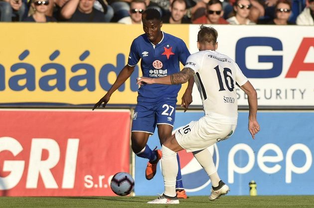 Zleva Ibrahim Benjamin Traoré ze Slavie a Patrik Šimko ze Slovácka v osmém kole fotbalové ligy..