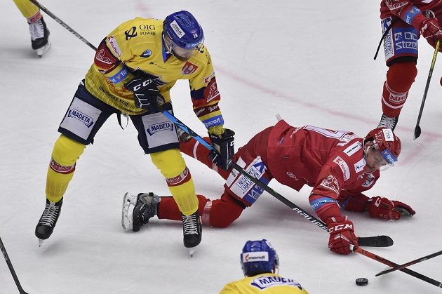 Matouš Venkrbec z Českých Budějovic a Jan Jaroměřský z Třince v akci během utkání extraligy ledního hokeje.