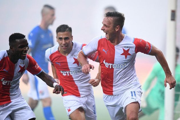 Radost v podání fotbalistů Slavie. Gól v síti Baníku Ostrava slaví se spoluhráči útočník Stanislav Tecl.