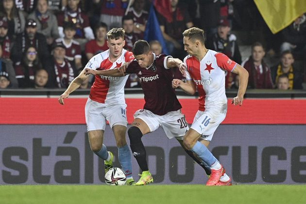 Sparťana Adama Hložka se snaží zastavit slávisté Daniel Samek (vlevo) a Jan Kuchta.