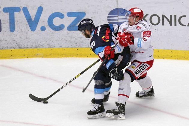 Tyler Redenbach z Liberce a Aron Chmielewski z Třince v akci během finále hokejové extraligy.