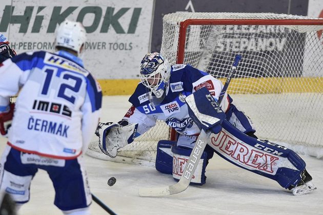 Kapitán hokejové Komety Brno Leoš Čermák sleduje jak zasahuje jeho spoluhráč - brankář Karel Vejmelka.