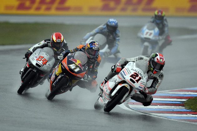 Velká cena České republiky. Zleva Tatsuki Suzuki z Japonska, Brad Binder z Jihoafrické republiky Francesco Bagnaia z Itálie.