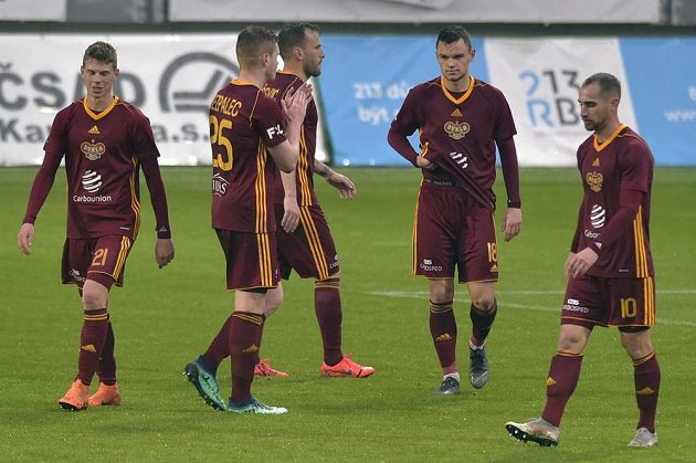 Fotbalisté Dukly (zleva) David Douděra, Michal Bezpalec, Branislav Miloševič, Daniel Souček a Pablo González po skončení zápasu, který rozhodl o sestupu Pražanů.