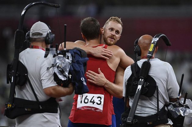 Zleva Vítězslav Veselý a Jakub Vadlejch z ČR se radují z bronzové a stříbrné medaile.
