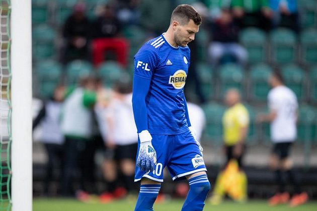 Brankář Bohemians Tomáš Fryšták po třetím inkasovaným gólu během utkání nadstavby Fortuna ligy ve skupině o záchranu s Příbramí.