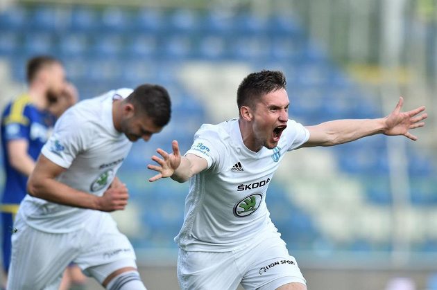 Lukáš Železník z Mladé Boleslavi se raduje z gólu v jihlavské síti v utkání 27. kola ligy.