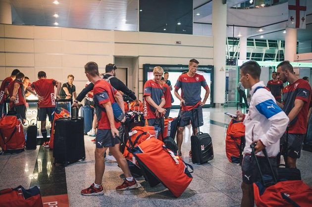 Cesta na evropský šampionát trvala mladíků třináct hodin.