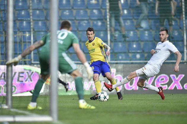 Zleva brankář Mladé Boleslavi Martin Polaček, Vukadin Vukadinovič ze Zlína a Aleksandar Šušnjar z Boleslavi.