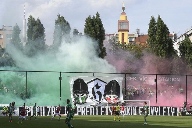 Choreo "hostujícího" kotle, fanoušky Pardubic a Bohemians pojí na tribunách přátelství.
